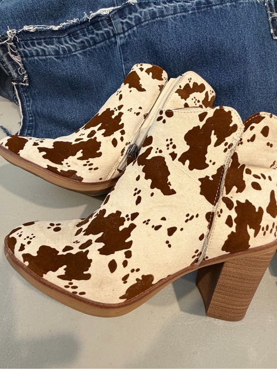 Altar'd State Shoes - Altar’d State Women's Cowprint Ankle Booties - Brown/White sz 9
